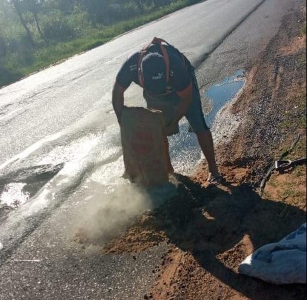Crónica / Hizo lo que el ministerio de Obras Públicas no: Tapó bache asesino