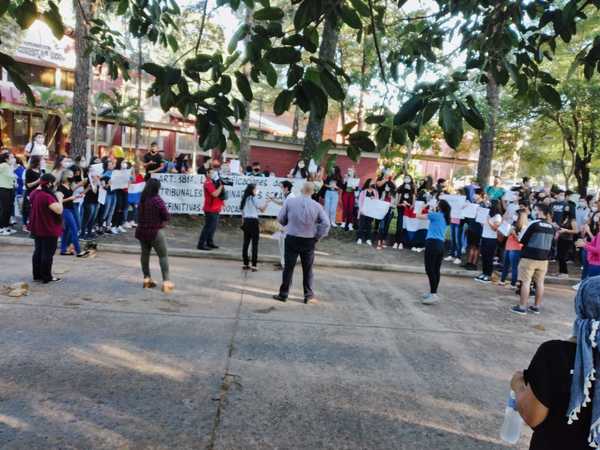 Estudiantes se manifiestan frente a la UNA en San Lorenzo » San Lorenzo PY