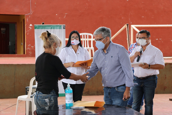 Continúa entrega de títulos de propiedad a familias relocalizadas por Yacyretá | .::Agencia IP::.