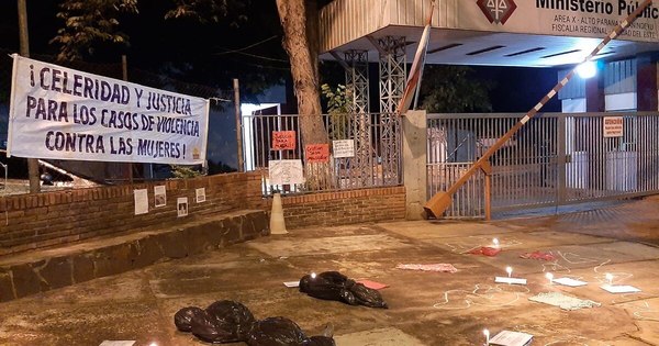 La Nación / Escrachan frente a instituciones públicas de CDE por el Día Internacional de la Mujer
