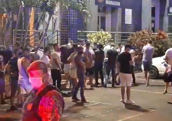 Diario HOY | Aglomeración en bar: expulsan a 86 brasileños que vinieron a CDE para farrear