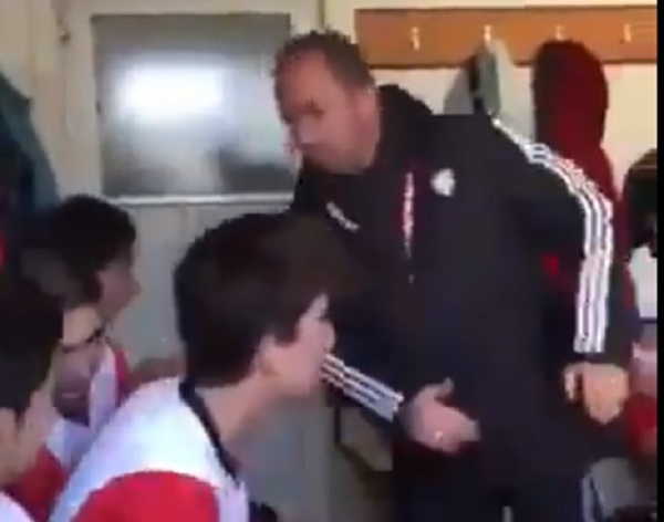 DT hace ganar a su equipo a los cachetazos