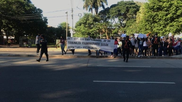 Diario HOY | Protesta con cierre de ruta por postulantes de Economía UNA tras anulación de exámenes