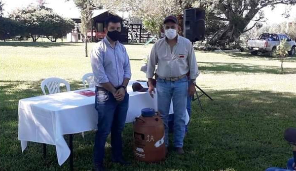 Productores de Caazapá reciben pajuelas de alta genética - Noticiero Paraguay