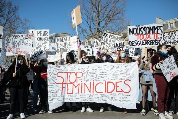 Las mujeres salen a las calles de París | .::Agencia IP::.
