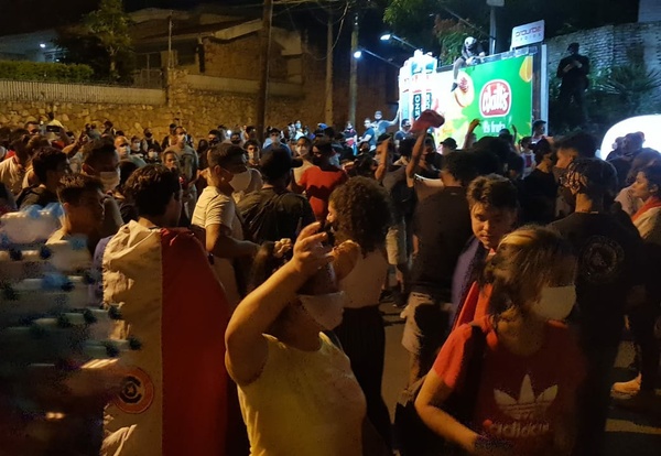 Manifestación ciudadana se traslada hasta mansión de HC | Radio Regional 660 AM