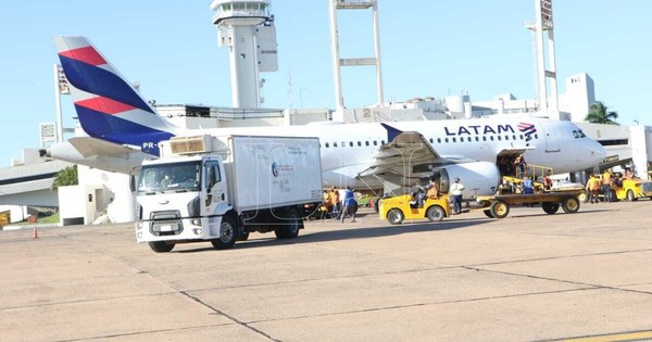 La Nación / “Habría que pensar en transformar la estrategia del sistema de vacunación”, sugiere economista