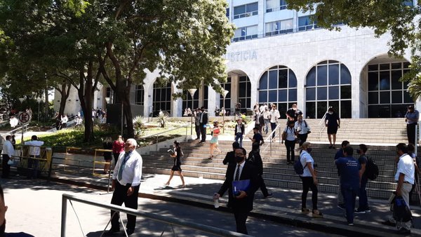 Ante amenaza de bomba, activan protocolo de evacuación del Palacio de Justicia de Asunción