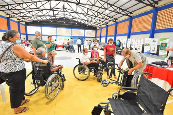 Itaipu entregó sillas de ruedas y ayudas técnicas a 42 personas de Caazapá