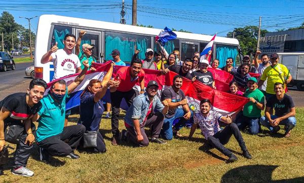 Dinatran retienen a bus de manifestantes pero estos pasaron a la fuerza y van rumbo a Asunción - ABC en el Este - ABC Color