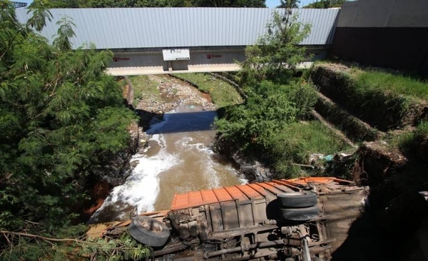 Diario HOY | Camión recolector de basura perdió frenos y cayó a un arroyo