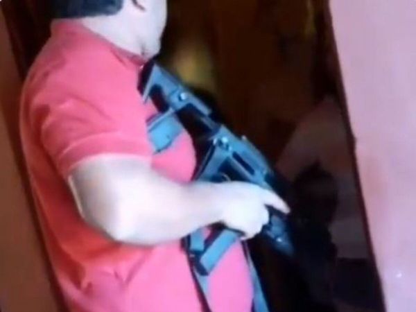 Comisario amenazó con arma a una familia