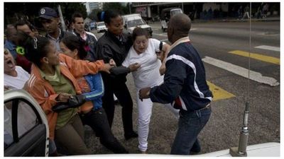Cuestionan rol de Michelle Bachelet frente a dictadura cubana