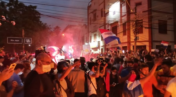 Periodista que recibió un disparo en el ojo mientras defendía a un policía no perderá la vista | Ñanduti