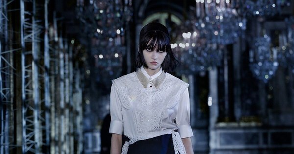 La Nación / Dior viste de feminismo el Palacio de Versalles