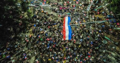La Nación / Manifestantes insisten en pedir la renuncia de Abdo