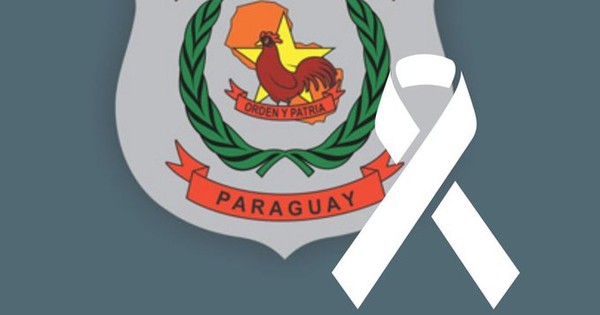 La Nación / Con cinta blanca en el logo de la Policía Nacional llama a la paz, a la calma y a la mesura