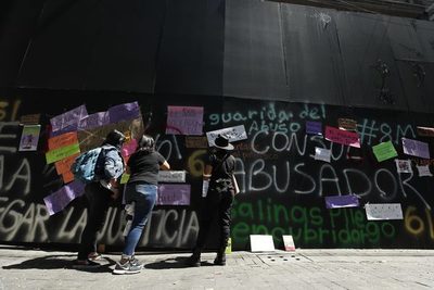 Diplomático mexicano acusado de abuso blinda su casa en el Día de la Mujer - MarketData