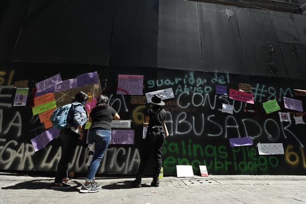 Diplomático mexicano acusado de abuso blinda su casa en el Día de la Mujer - MarketData