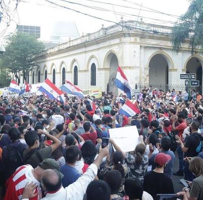 Arrinconado por protestas, presidente de Paraguay anuncia cambios en su gabinete