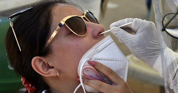 La Nación / Se confirman 1.871 casos y se rompe nuevo récord de contagios e internados
