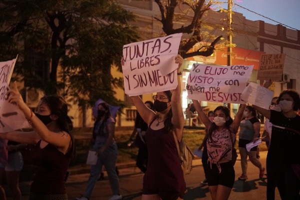 8MPy: Mujeres se manifiestan en Concepción
