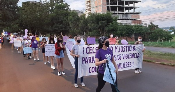 La Nación / Marcha de grupo feminista del Este exige cese de la violencia contra las mujeres