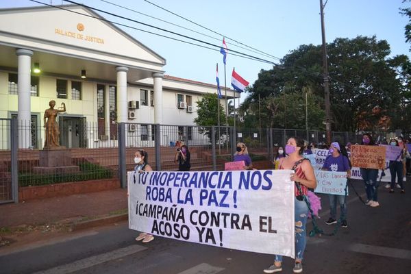 8M: Esteñas marchan contra la vulneración de los derechos de las mujeres  - ABC en el Este - ABC Color