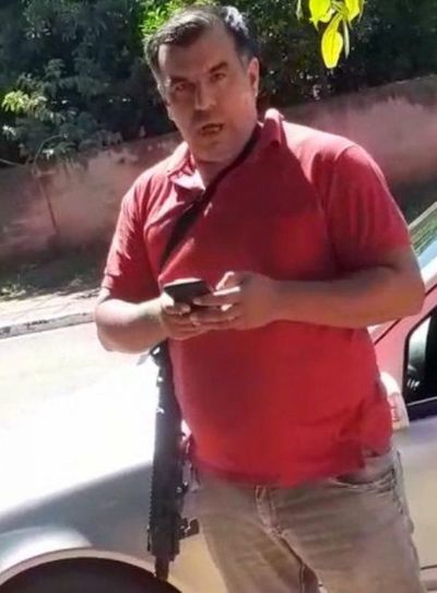 Denuncian a comisario por amenazar con arma de grueso calibre a familia