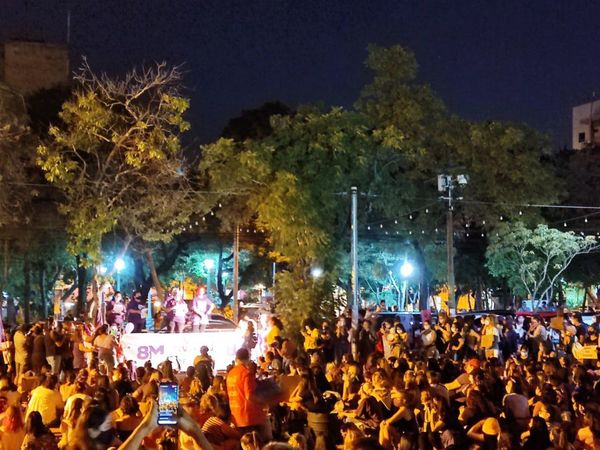 Mujeres se concentran en la Plaza de la Democracia para reclamar derechos