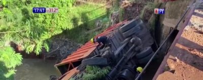 Camión cae a un cauce sobre Acceso Sur | Noticias Paraguay