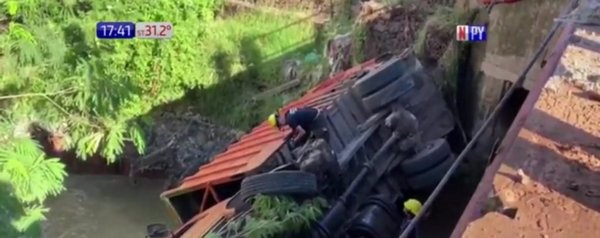 Camión cae a un cauce sobre Acceso Sur | Noticias Paraguay