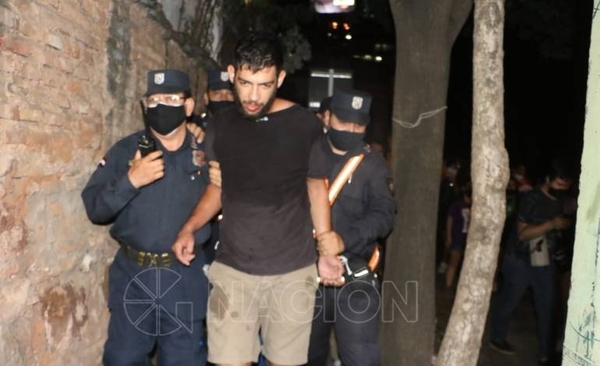 Diario HOY | Manifestantes identifican a "infiltrado" en la manifestación y lo entregan a la Policía