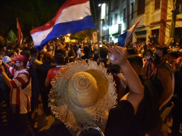 Tras incidentes, manifestantes echan a supuestos "infiltrados"