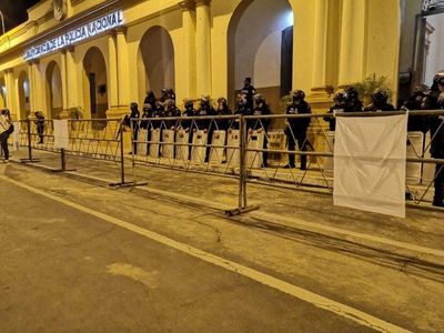 Policías apelan a la paz con banderas blancas en manifestación