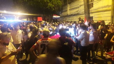 Especialista en Derechos Humanos en contra de utilización de balines de goma en contra de manifestantes