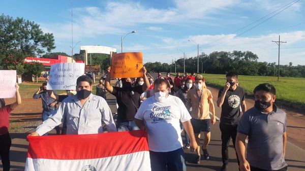 Estudiantes de Derecho cierran ruta en reclamo de recursos para UNA de Quiindy - Nacionales - ABC Color