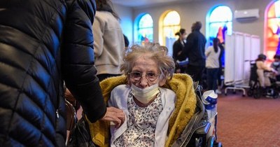 La Nación / Vacunados pueden reunirse sin barbijo