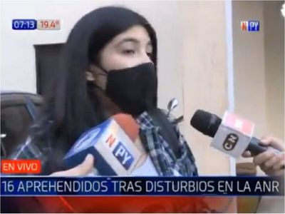Detenida dice que no es infiltrada y denuncia actuar violento de policías