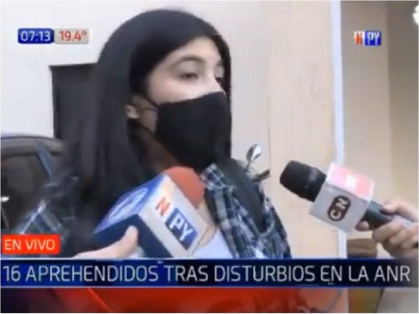 Detenida dice que no es infiltrada y denuncia actuar violento de policías