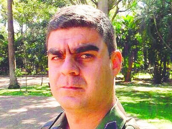 Militar arrojó de su vehículo en movimiento a su exnovia