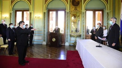 El presidente Abdo Benítez tomó juramento al nuevo ministro de Salud Pública