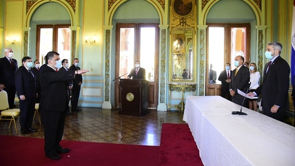 El presidente Abdo Benítez tomó juramento al nuevo ministro de Salud Pública