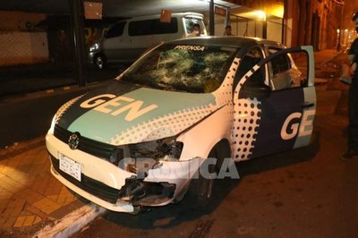 Crónica / Inadaptados destrozaron móvil del Grupo Nación