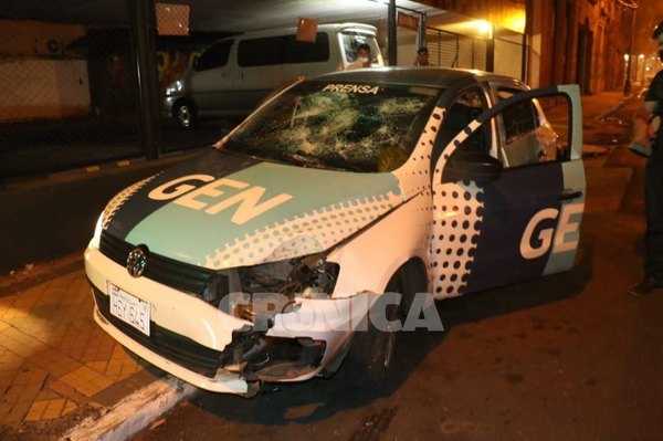 Crónica / Inadaptados destrozaron móvil del Grupo Nación