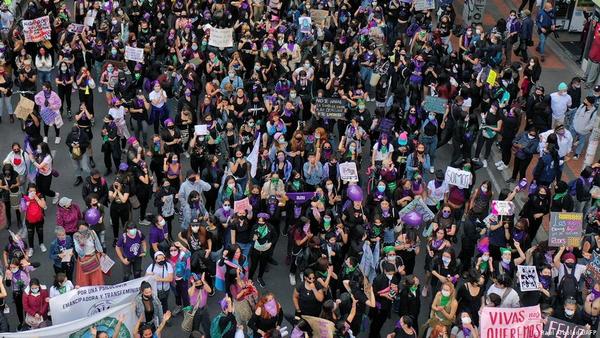 Miles de mujeres marcharon para conmemorar el 8 de marzo