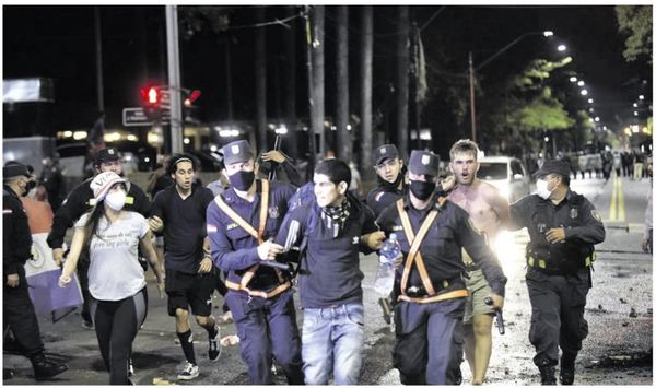 Dieciséis personas fueron aprehendidas ayer tras protestas - Nacionales - ABC Color