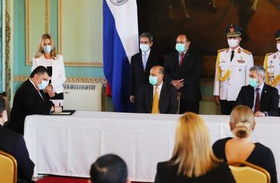El presidente Abdo Benítez tomó juramento al nuevo ministro de Salud Pública