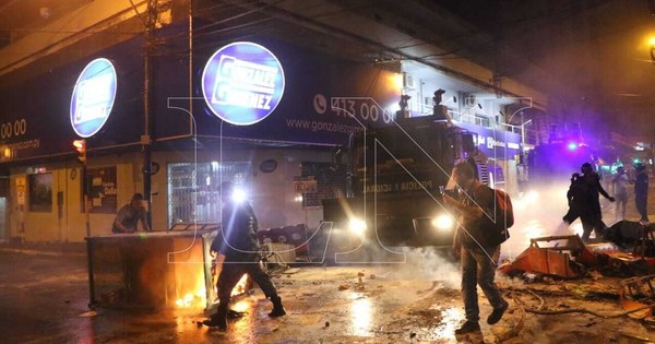La Nación / La violencia está desvirtuando los legítimos reclamos de la ciudadanía