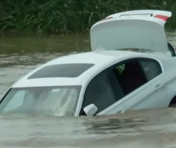 Le regalaron un auto y lo tiró al río porque no era el que había pedido